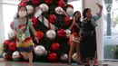 Pengunjung berfoto dengan latar belakang pernak pernik Natal di Living World, Tangerang Selatan, Senin (13/12/2021). Jelang perayan Natal sejumlah pusat perbelanjaan dihiasi ornamen Natal yang dijual. (Liputan6.com/Anga Yuniar)