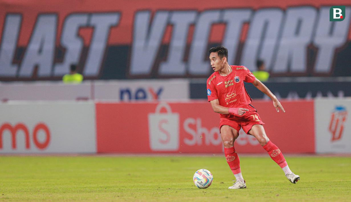 <p>Pemain Persija Jakarta, Rizky Ridho menggiring bola saat pertandingan pekan ketujuh BRI Liga 1 2023/2024 melawan Borneo FC yang berlangsung di Stadion Patriot Candrabhaga, Bekasi, Rabu (9/8/2023). (Bola.com/Bagaskara Lazuardi)</p>