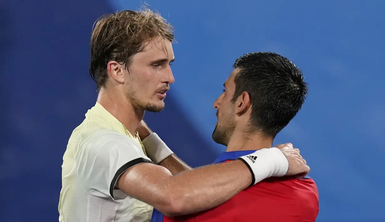 Petenis Jerman Alexander Zverev (kiri) berbicara dengan petenis Serbia Novak Djokovic setelah mengalahkannya pada babak semifinal tenis putra Olimpiade Tokyo 2020 di Tokyo, Jepang, Jumat (30/7/2021). (AP Photo/Patrick Semansky)