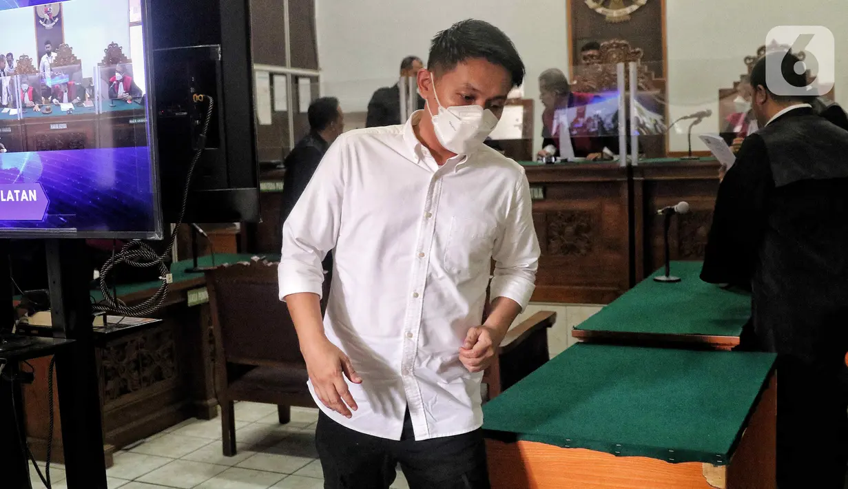 Terdakwa obstruction of justice atau upaya menghalangi penyidikan perkara tewasnya Brigadir Nofriansyah Yosua Hutabarat, Chuck Putranto usai mengikuti persidangan di Pengadilan Negeri (PN) Jakarta Selatan, Kamis (10/11/2022). Sebelumnya, Chuck meminta majelis hakim PN Jakarta Selatan membebaskan dirinya dari segala dakwaan jaksa penuntut umum.  (Liputan6.com/Angga Yuniar)