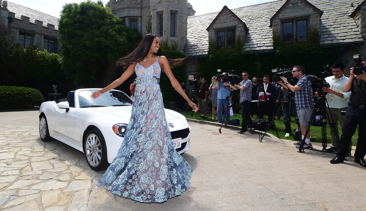 Fotografer mengabadikan model Eugena Washington usai dinobatkan sebagai Playmate of the Year di Playboy Mansion, California (11/5). Eugena juga pernah mengikuti ajang pencarian bakat America's Next Top Model 2006 lalu. (AFP PHOTO/Charley Gallay)