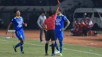 Bojan Malisic mendapat kartu merah pada laga Persib Bandung versus Kalteng Putra di Stadion Si Jalak Harupat, Kabupaten Bandung, Selasa (17/7/2019). (Bola.com/Erwin Snaz)