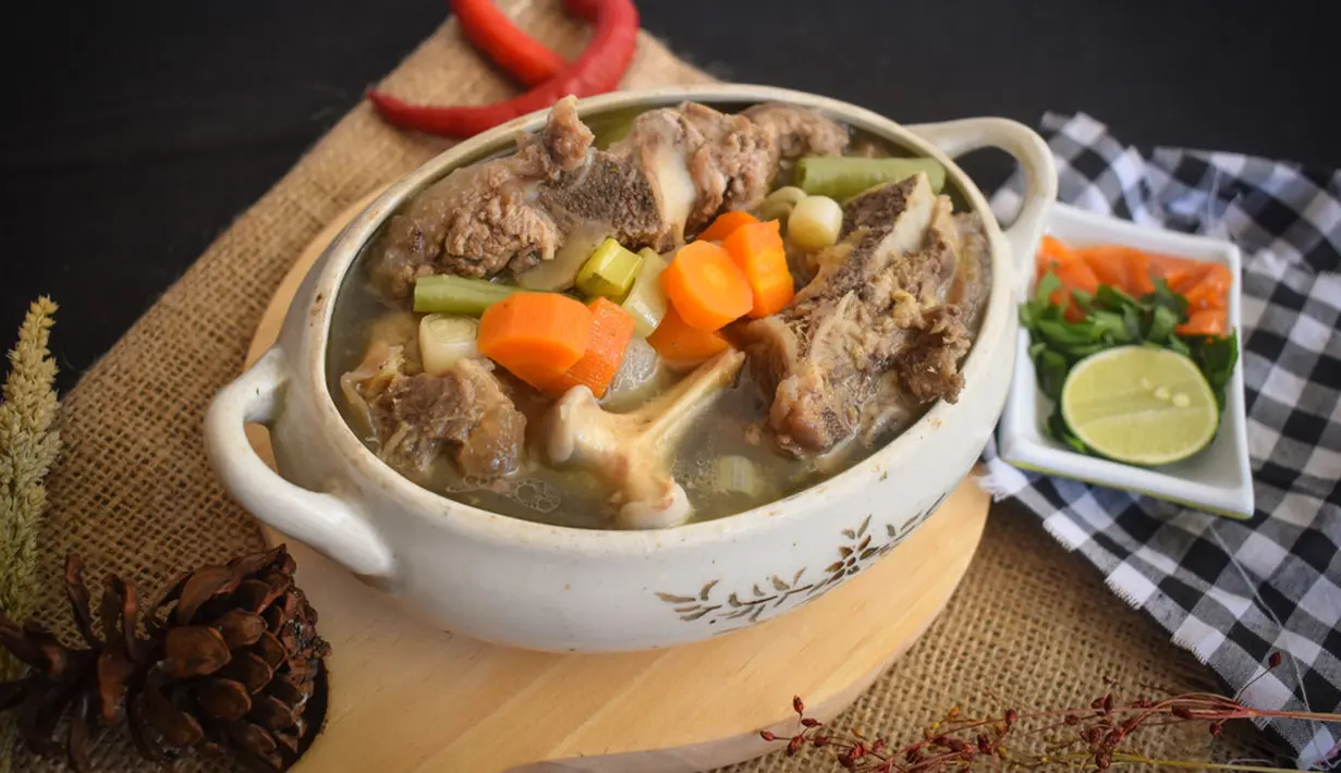 Masak daging yang sederhana? Sop daging pilihan yang sangat tepat untuk menjaga gizi keluarga. (Silvy Oktavia/Shutterstock)