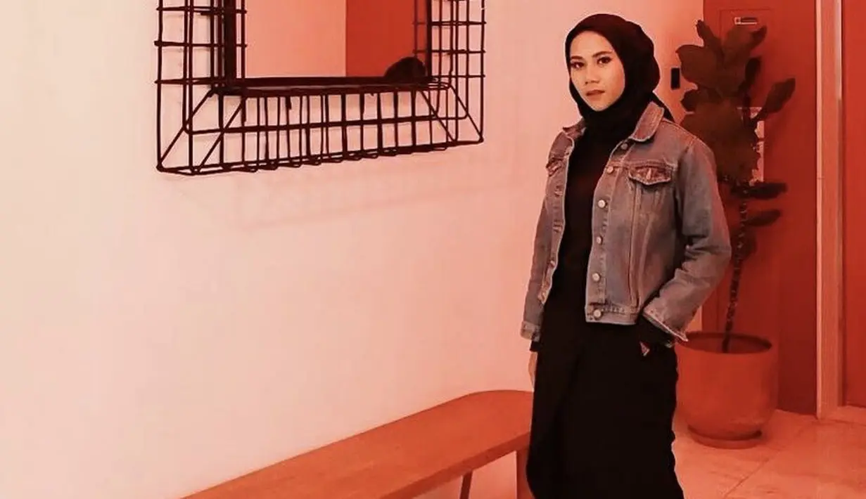 Ajeng tampil casual mengenakan jaket denim yang dipadukan dengan inner hitam yang serasi dengan hijabnya. Sneakers pun melengkapi penampilannya. (Dok. Instagram @ajeng.dinanti)