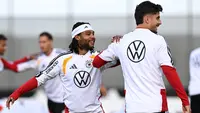 Pemain Jerman Serge Gnabry (kiri) dan Kai Havertz dalam sesi latihan di Herzogenaurach, Jerman, Selasa, 22 September 2026, menjelang laga UEFA Nations League antara Belanda vs Jerman. (Federico Gambarini/dpa via AP)