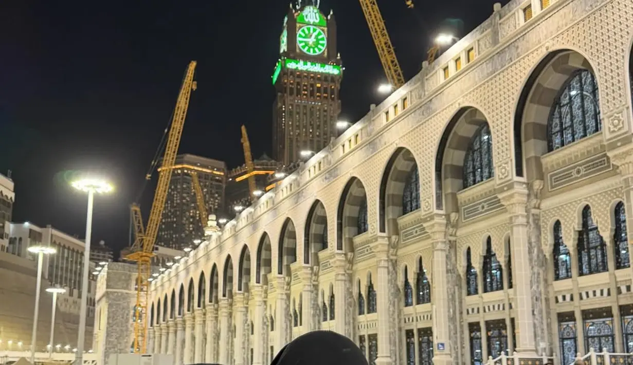 Saat malam hari di kawasan Makkah, Rebecca memilih busana hitam klasik yang identik dengan kesederhanaan sekaligus keanggunan. Warna hitam menciptakan aura khusyuk yang selaras dengan suasana ibadah. Ekspresi tersenyum dengan mata terpejam memperlihatkan kebahagiaan dan ketenangan batin selama menjalani perjalanan spiritual tersebut.