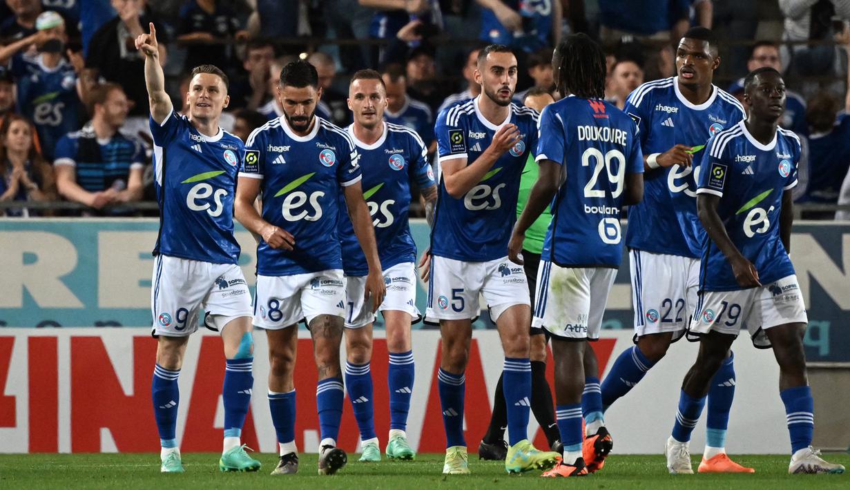 Selebrasi para pemain Strasbourg setelah menyamakan skor 1-1 saat menghadapi PSG lewat gol Kevin Gameiro (kiri) pada laga pekan ke-37 Liga Prancis 2022/2023 di Stade de la Meinau, Strasbourg, Prancis (27/5/2023). (AFP/Patrick Hertzog)