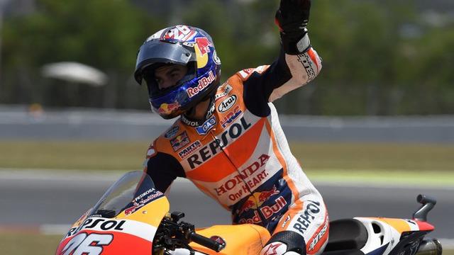 Dani Pedrosa pebalap tim Honda MotoGP balapan adu kencang dengan mobil Indy Car di sirkuit Indianapolis, Amerika Serikat.