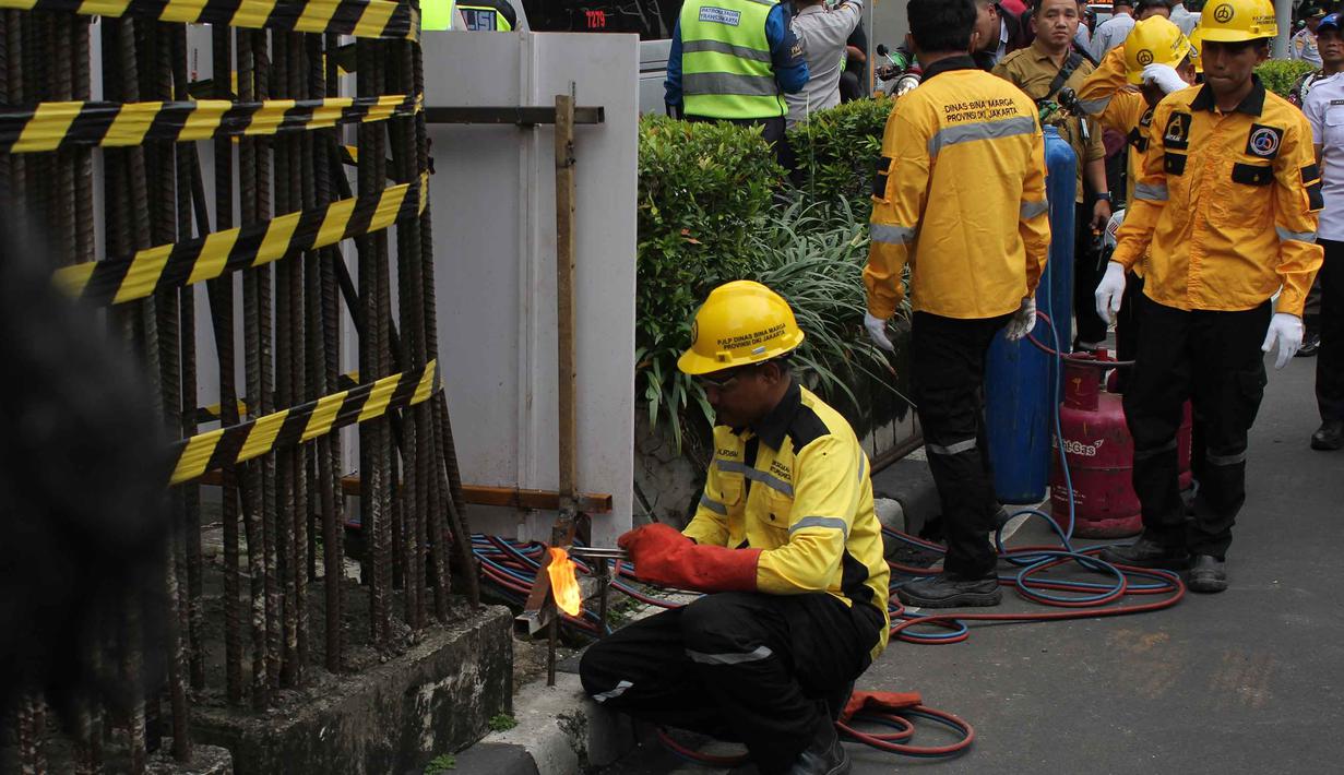 Pembongkaran tiang monorel yang mangkrak ini sekaligus menandai penataan kawasan Jalan HR Rasuna Said yang ditarget rampung pada September 2026. Tampak dalam foto, petugas dari Dinas Bina Marga Provinsi DKI Jakarta melakukan proses pemotongan besi tiang monorel di Jalan HR Rasuna Said, Jakarta, Rabu (14/1/2026). (merdeka.com/magang/Rendi Saputra)