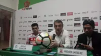 Milomir Seslija (tengah), pelatih Madura United memberikan keterangan pers (Liputan6.com/Yanuar H)
