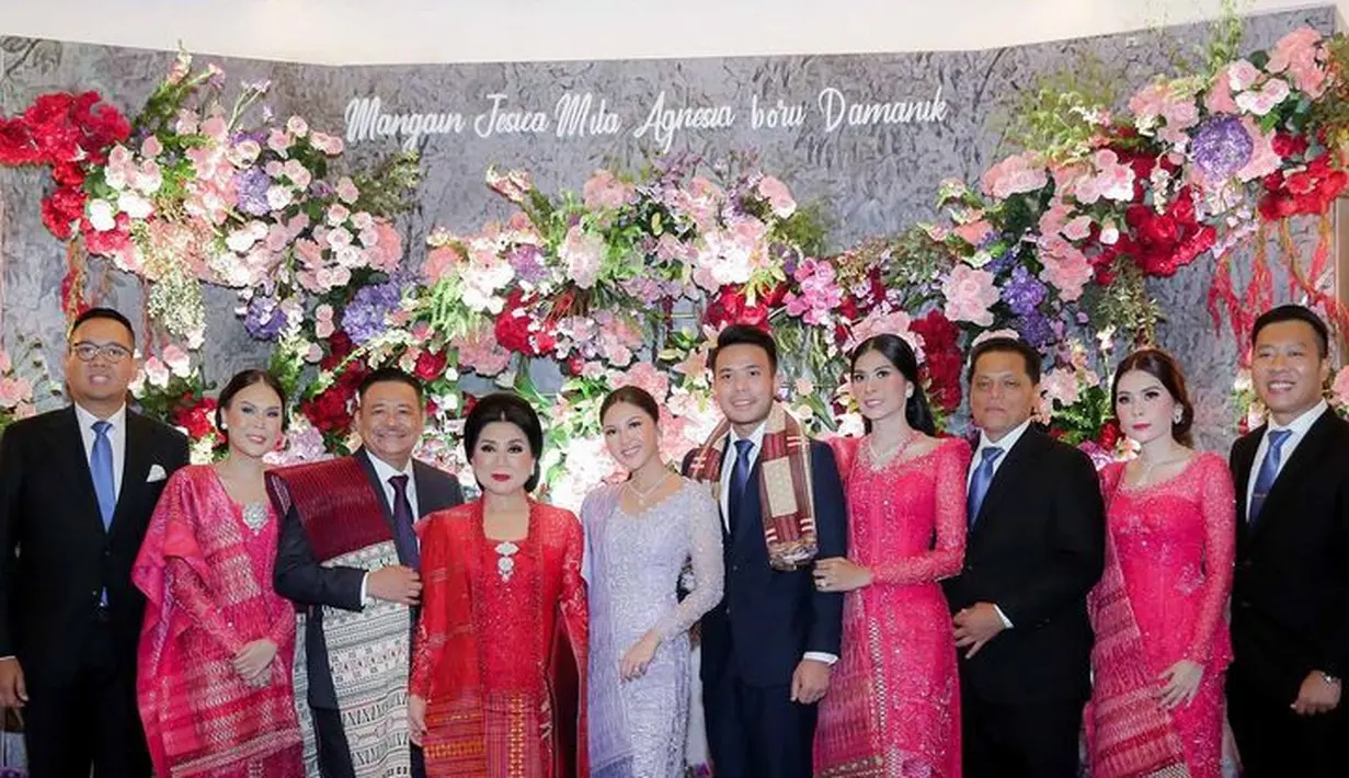 Formasi lengkap keluarga Yakup Hasibuan bersama orangtua dan suami dari kakak-kakaknya. Kebaya dipadukan dengan ulos senada dari Merdi Sihombing.