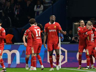 Pemain Liverpool merayakan gol yang dicetak Harvey Elliott (kanan) dalam laga leg pertama 16 besar Liga Champions 2024/2025 melawan Paris Saint-Germain (PSG) yang digelar di Parc des Princes, Kamis (6/3/2025) dini hari WIB. (GEOFFROY VAN DER HASSELT/AFP)