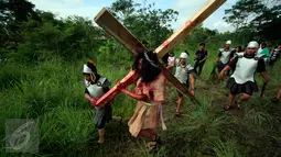 Seorang pemuda memerankan  penyaliban Yesus Kristus di lereng Merapi Dusun Ponggol, Sleman, Yogyakarta, (25/3/2016) .Drama penyaliban di selenggarakan untuk memperingati Hari Raya Paskah.(Boy Harjanto)