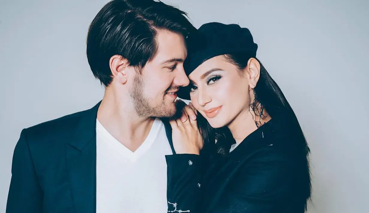 Sejak menikah, Marissa dan suami memang selalu tampil mesra dan kompak. Seperti ini contohnya, mereka sama-sama memakai outfit hitam. Sungguh menawan ya Marissa? (Instagram/marissaln)