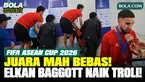Momen unik terjadi di mixed zone usai Timnas Indonesia memastikan diri menjadi juara FIFA ASEAN Cup 2026. Elkan Baggott terlihat naik troli menuju bus dan melewati area mixed zone saat Calvin Verdonk sedang menjalani wawancara bersama awak media.