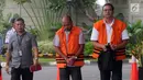 Deputi IV Kementerian Pemuda dan Olahraga Mulyana (kiri) dan Manajer Legal PT Bina Sawit Abadi Pratama, Teguh Dudy Syamsuri Zaldy (kanan) berjalan akan menjalani pemeriksaan di gedung KPK, Jakarta, Kamis (14/2). (Merdeka.com/Dwi Narwoko)