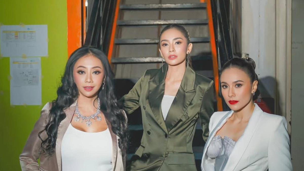 Gaya Kompak Wulan Guritno, Asri Welas, dan Masayu Anastasia Tampil Seksi Mengenakan Setelan Blazer Berbeda Warna