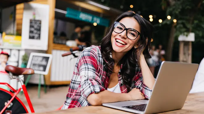 perempuan berkacamata