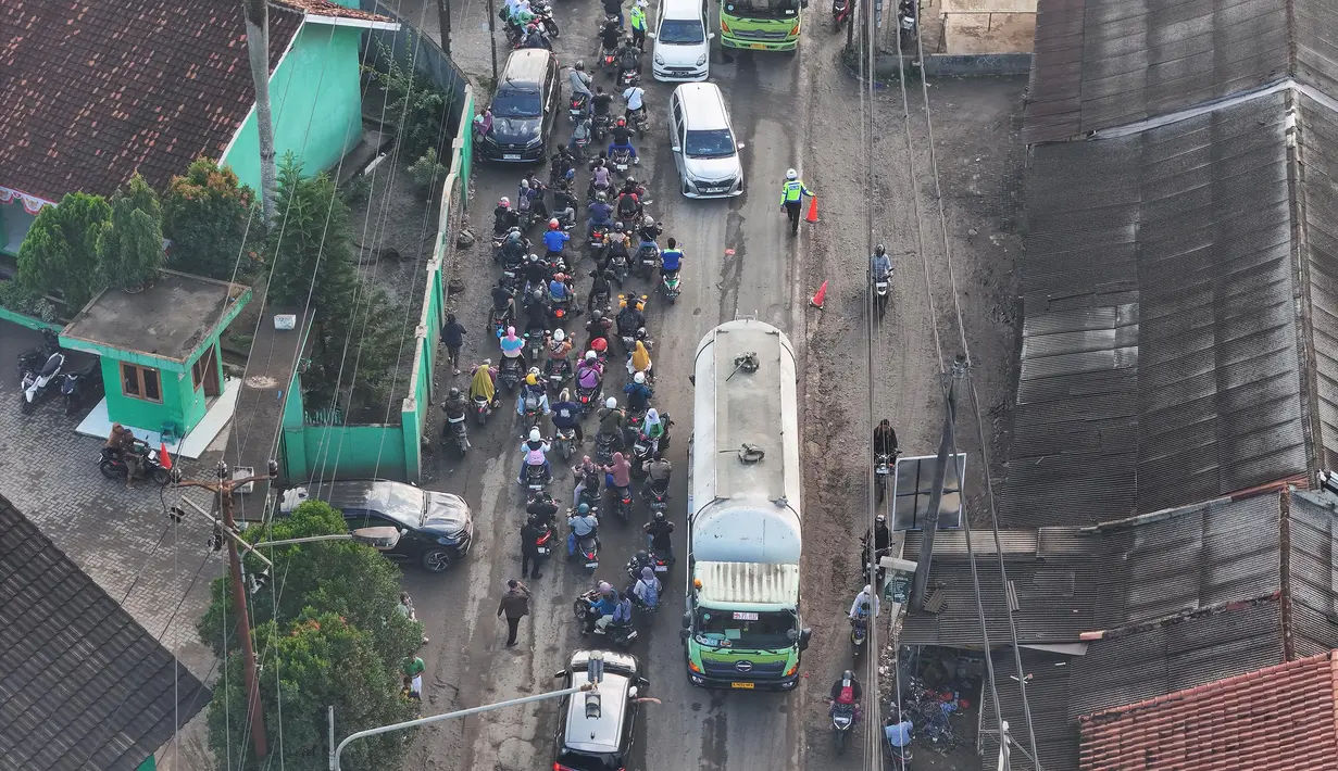 Sebagai solusi jangka panjang, proyek pembangunan jalan khusus truk tambang tengah dikebut pemerintah setempat. (merdeka.com/Arie Basuki)