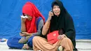 Kerabat menangis di pelabuhan Tigaras mengetahui keluarganya menjadi korban KM Sinar Bangun yang tenggelam di Danau Toba, Sumatera Utara, Rabu (20/6). KM Sinar Bangun yang mengangkut 128 penumpang tenggelam pada Senin (18/6) sore. (AP/Binsar Bakkara)