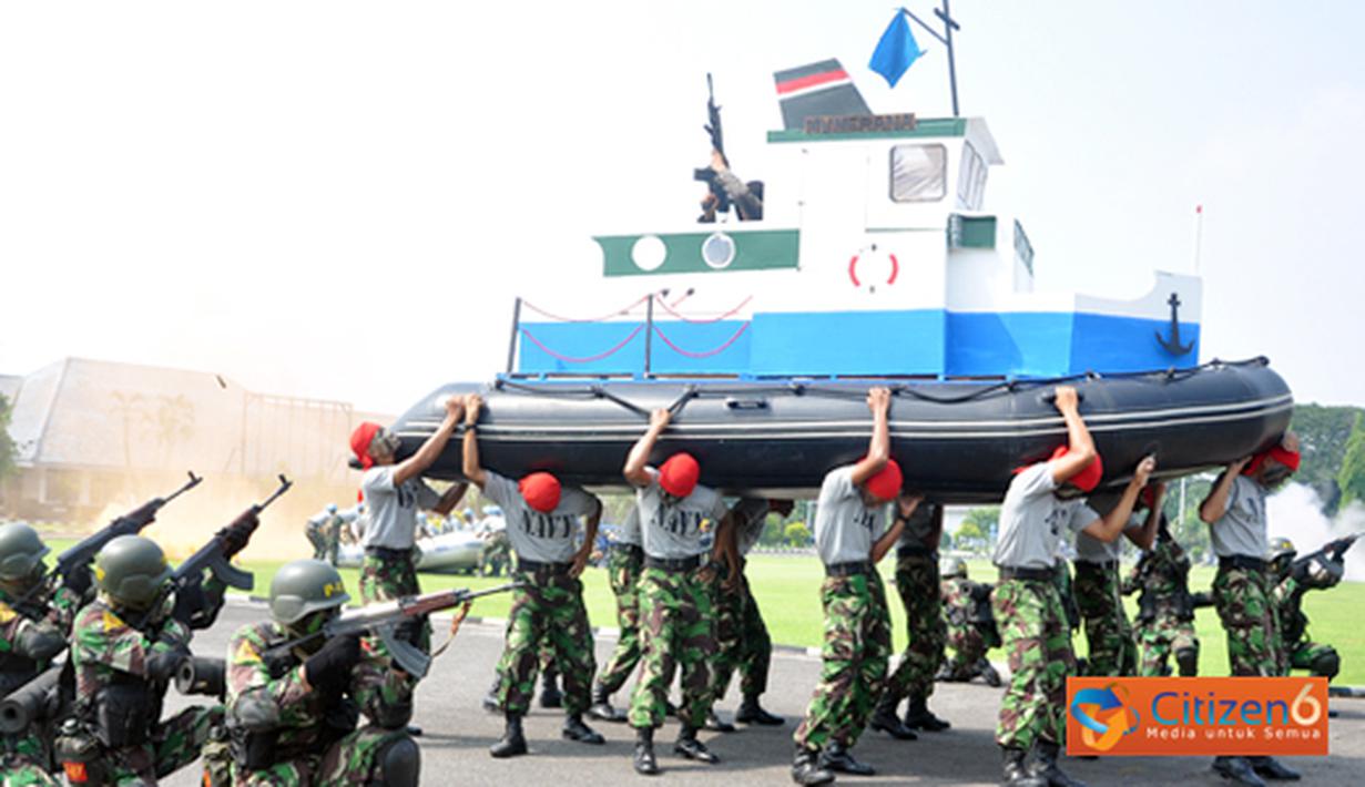 Citizen6, Surabaya: Usai prosesi Sertijab, para undangan masih disuguhi demonstrasi Pembebasan Pembajakan Kapal yang diperankan oleh 200 siswa. (Pengirim: Penkobangdikal)