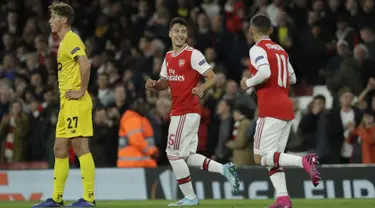 Penyerang Arsenal, Gabriel Martinelli (tengah) berselebrasi usai mencetak gol ke gawang Standard Liege pada lanjutan pertandingan grup F Liga Europa di Stadion Emirates, London (3/10/2019). Martinelli mencetak dua gol dan mengantar Arsenal menang telak 4-0. (AP Photo/Matt Dunham)