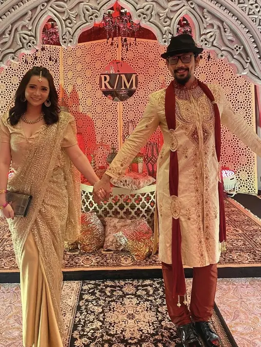 Keduanya juga tampil serasi mengenakan pakaian khas India yang didominasi warna keemasan, membuat Olivia dan Denny tampil memukau. [@oliviasumargo]