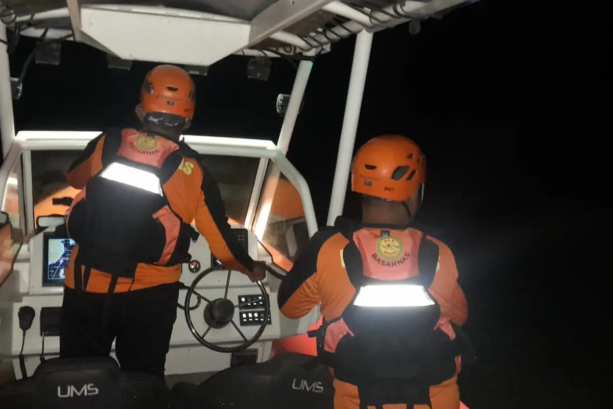 Tim SAR gabungan melakukan pencarian korban kapal tenggelam KMP Tunu Pratama Jaya di Selat Bali (Istimewa)