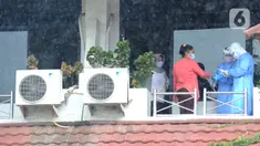 Tim paramedis dari Sudinkes Jakarta Selatan melakukan pemeriksaan kesehatan berkala kepada pasien Covid-19 yang berstatus sebagai OTG di Graha Wisata Ragunan, Senin (14/12/2020). Sebanyak 13 pasien OTG Covid-19 saat ini menjalani isolasi mandiri di Graha Wisata Ragunan. (merdeka.com/Arie Basuki)