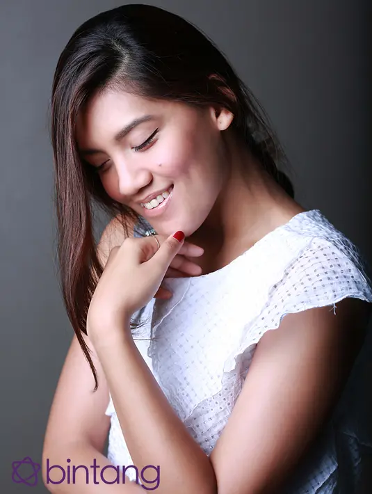 Dalam sesi wawancara dan foto eksklusif bersama Bintang.com, pelantun ‘Kekasih Sejati’ ini mengaku jika dirinya lebih ingin dikenal sebagai ‘story teller’ dibandingkan sebagai songwriter, musisi, ataupun penyanyi. (Galih W. Satria/Bintang.com)