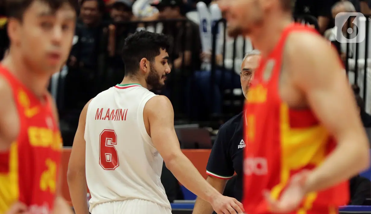 Pemain timnas basket Iran, Mohammad Amini (tengah) saat berhadapan dengan Spanyol pada penyisihan Grup G FIBA World Cup 2023 di Indonesia Arena, Gelora Bung Karno, Jakarta, Rabu (30/8/2023). Iran kalah 65-85 dari Spanyol. (Liputan6.com/Helmi Fithriansyah)