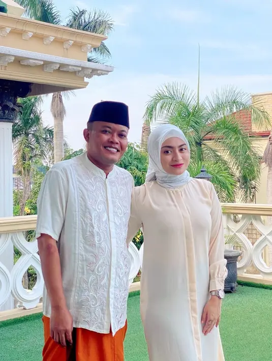 Sule mengaku ingin selalu membahagiakan sang istri. Sebagai suami dan kepala keluarga, Sule pun selalu mengajak untuk selalu berpikir positif tentang apapun dalam kehidupannya. (Instagram/nathalieholscher)