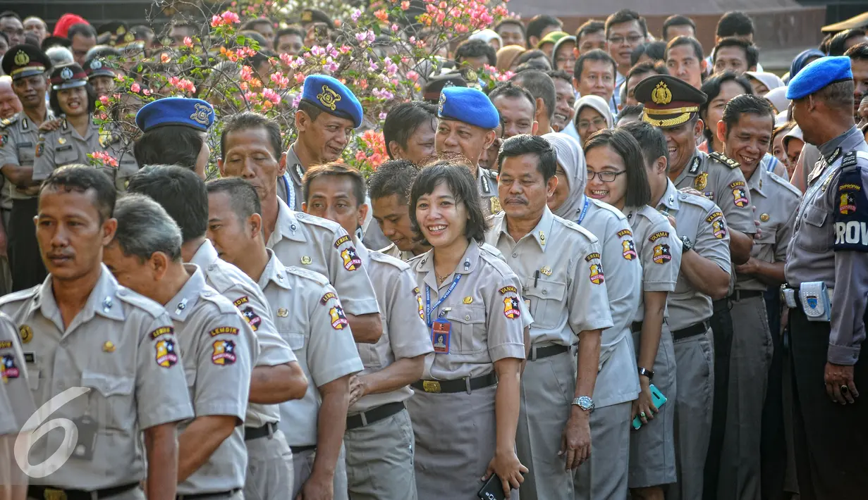 Sejumlah staf dan anggota Polri mengantri untuk halal bihalal dengan Kapolri Jenderal Badrodin Haiti di Mabes Polri, Jakarta, Rabu (22/7/2015). Turut hadir Kabareskrim Polri Komjen Pol. Budi Waseso dan petinggi Polri lainnya. (Liputan6.com/Yoppy Renato)