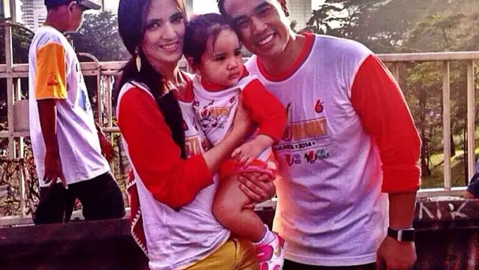 Nia Ramadhani bersama suami, Adriansyah Bakrie