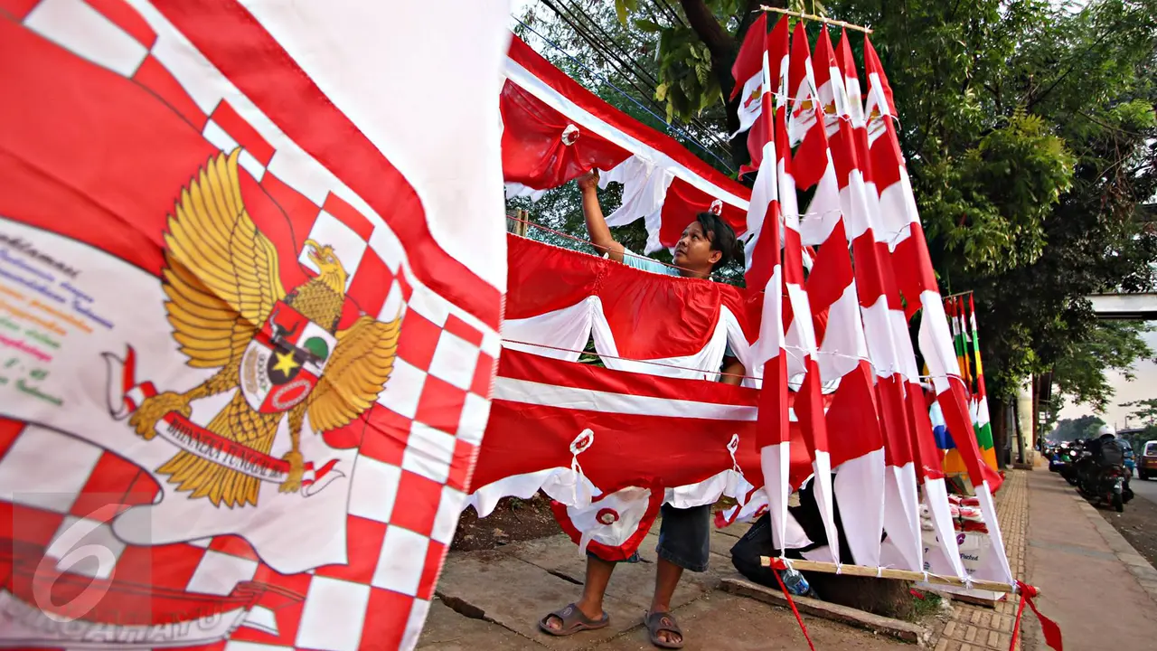 20160801-Jelang Hari Kemerdekaan, Penjualan Bendera Mulai Marak di Ibu Kota 