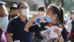 Seorang peserta bersiap memasuki lokasi ujian masuk perguruan tinggi di Sekolah Menengah Atas No. 8 Beijing di Beijing, ibu kota China (7/7/2020). Ujian masuk perguruan tinggi nasional China tahun ini telah dimulai pada Selasa (7/7). (Xinhua/Xing Guangli)