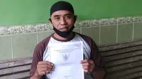 Mbah Muji saat menunjukkan fotocopy sertifikatnya yang kini di tahan oleh pihak Kantor Pertanahan Kabupaten Blora, Jawa Tengah. (Liputan6.com/Ahmad Adirin)
