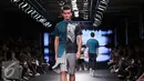 Model mengenakan busana karya Danjyo Hiyojo dalam ajang Men Fashion Week 2015 di Plaza Indonesia, Jakarta, Sabtu (19/9/2015). Para model menggunakan lensa mata yang membuat mereka terlihat unik. (Liputan6.com/Angga Yuniar)
