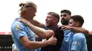 Flanagan langsung diamankan petugas setelah memeluk Erling Haaland dan kemudian dilepaskan usai pertandingan. (Photo by Darren Staples / AFP)