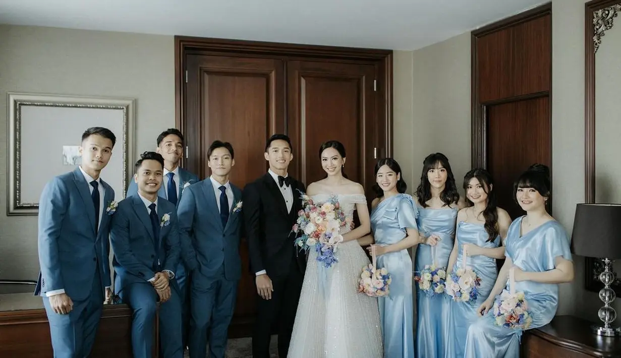 Sementara Sonia memilih dress model strapless dengan detail drapery. Well. di antara tampilan ketiga eks member mana yang jadi favoritmu, Sahabat Fimela? [@@bareodds]