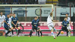 Bek Lazio, Antonio Candreva (ketiga kanan) melepaskan tembakan ke arah kegawang Inter Milan pada lanjutan liga Italia di Stadion San Siro, Italia (20/12). Lazio menang atas Inter Milan dengan skor 2-1. (AFP/GIUSEPPE CACACE)