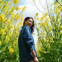 ilustrasi perempuan di ladang bunga/Bo1982/Shutterstock