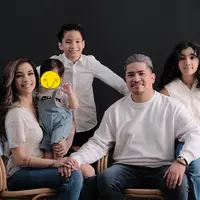 Harmonis, Ini 6 Gaya Pemotretan Sheila Marcia dan Keluarga (Sumber: Instagram/itssheilamj)