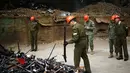 Petugas memeriksa senjata api ilegal sebelum dimusnahkan di Santiago, Chili (6/10). Pemunshanan senjata api ini merupakan program pemerintah Chile untuk memberantas senjata ilegal yang marak di negaranya. (REUTERS/Ivan Alvarado)