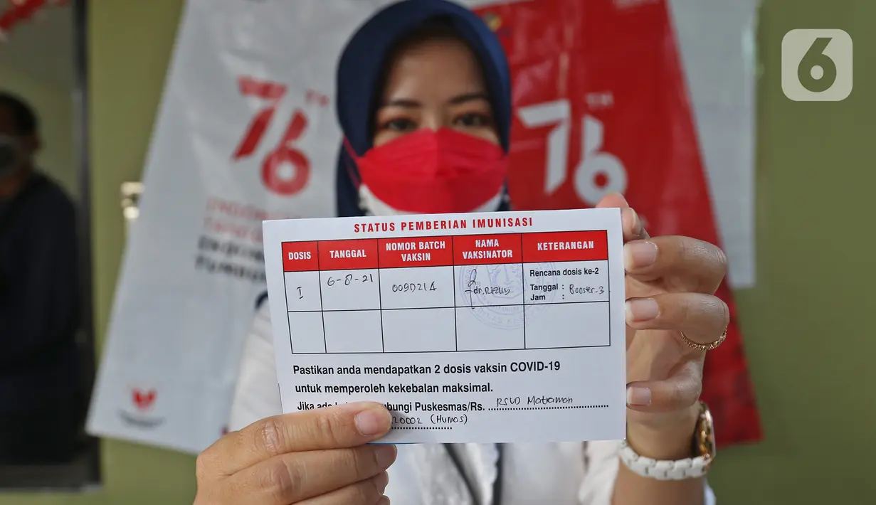 Tenaga kesehatan menunjukkan kartu vaksinasi usai menerima vaksin dosis ketiga atau booster di RSUD Matraman, Jakarta, Jumat (6/8/2021). Pemberian vaksin dosis ketiga atau booster kepada tenaga kesehatan di Indonesia ditargetkan rampung pada pekan kedua Agustus 2021 (Liputan6.com/Herman Zakharia)