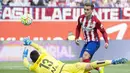 Striker Atletico Madrid, Antoine Griezmann, mencetak gol ke gawang Real Betis dalam laga La Liga di Stadion Vicente Calderon, Madrid, (2/4/2016). (AFP/Curto De La Torre)