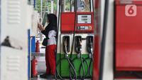 Petugas melayani konsumen yang mengisi bahan bakar kendaraannya di SPBU kawasan Jakarta, Selasa (26/11/2019). PT Pertamina (Persero) mulai menyediakan solar dengan kandungan 30 persen Fatty Acid Methyl Ester (FAME) yang berbahan baku minyak sawit. (Liputan6.com/Angga Yuniar)