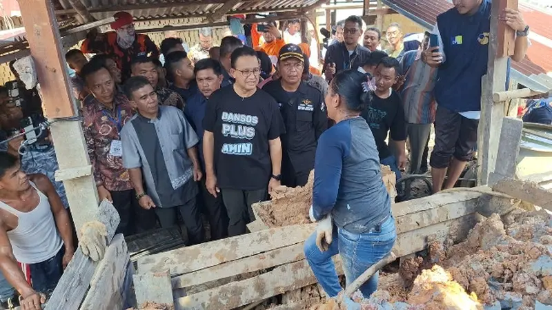 Calon Presiden Anies Baswedan berbincang dengan perempuan pembuat batu bata di Pekanbaru.