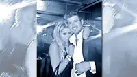 Wah, Robin Thicke Pegang Bokong Penggemar Saat Berfoto
