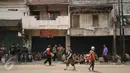 Warga melintas di depan toko yang ada di Jalan Jatinegara Barat,  Jakarta, Jumat (21/8/2015). Penutupan terkait proses penggusuran warga yang tinggal di sekitar bantaran Kali Ciliwung di Kampung Pulo Jakarta Timur. (Liputan6.com/Helmi Fithriansyah)